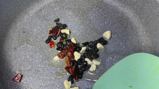 青椒豆豉炒皮蛋，解馋开胃，10分钟快手美味