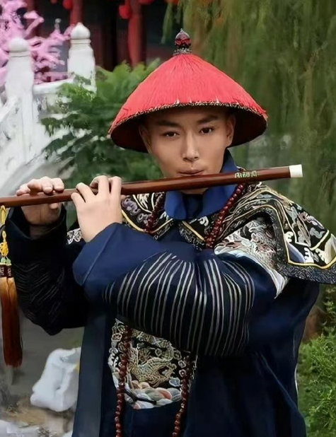 李东学再穿果郡王白蟒袍 横店路透杀疯了 菀菀类卿梗原班人马玩才对味 ​​​