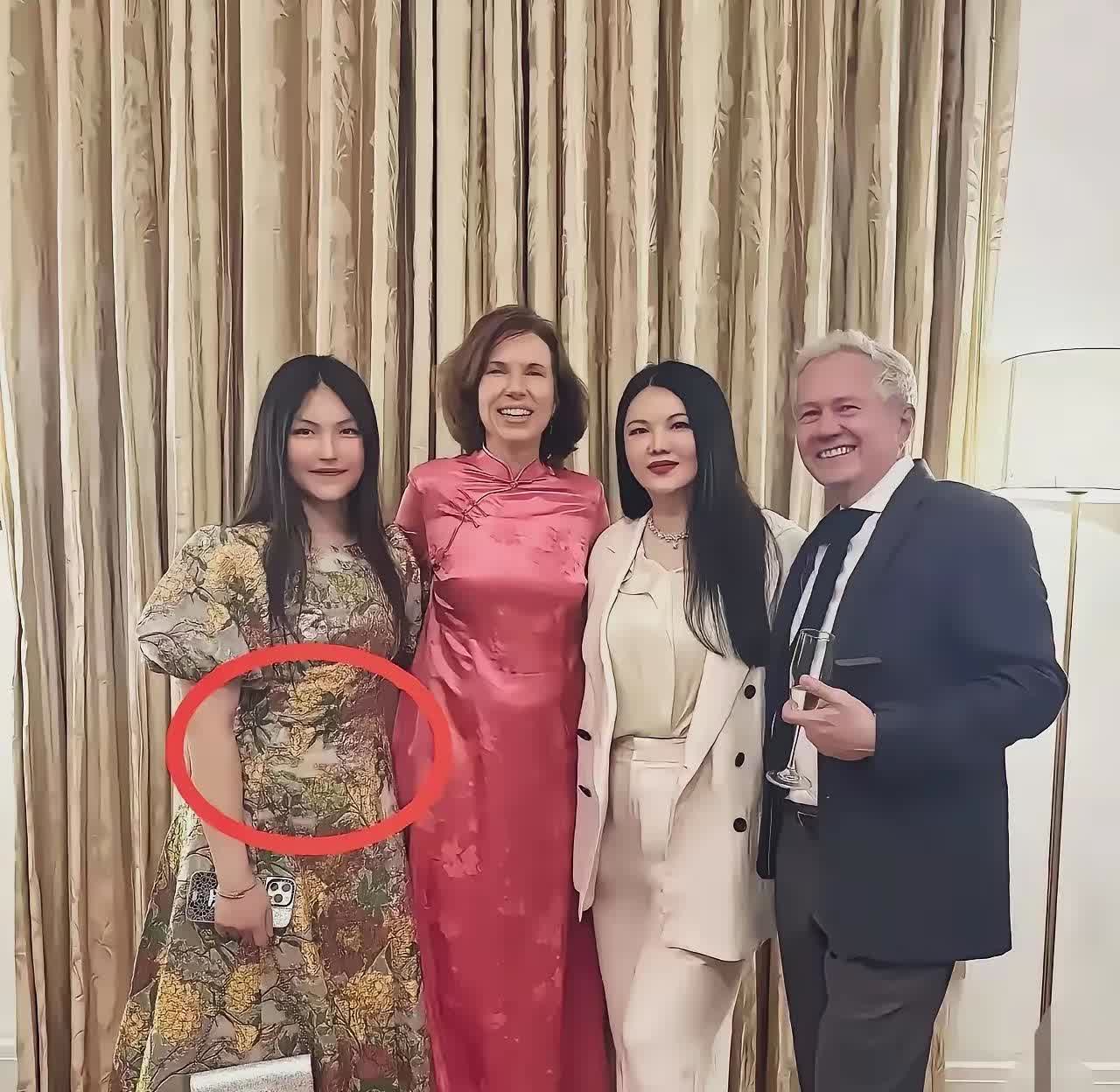 王诗龄这波出圈可真够突然的——不是成绩单亮眼，竟是一条裙子把大伙儿看愣了。

