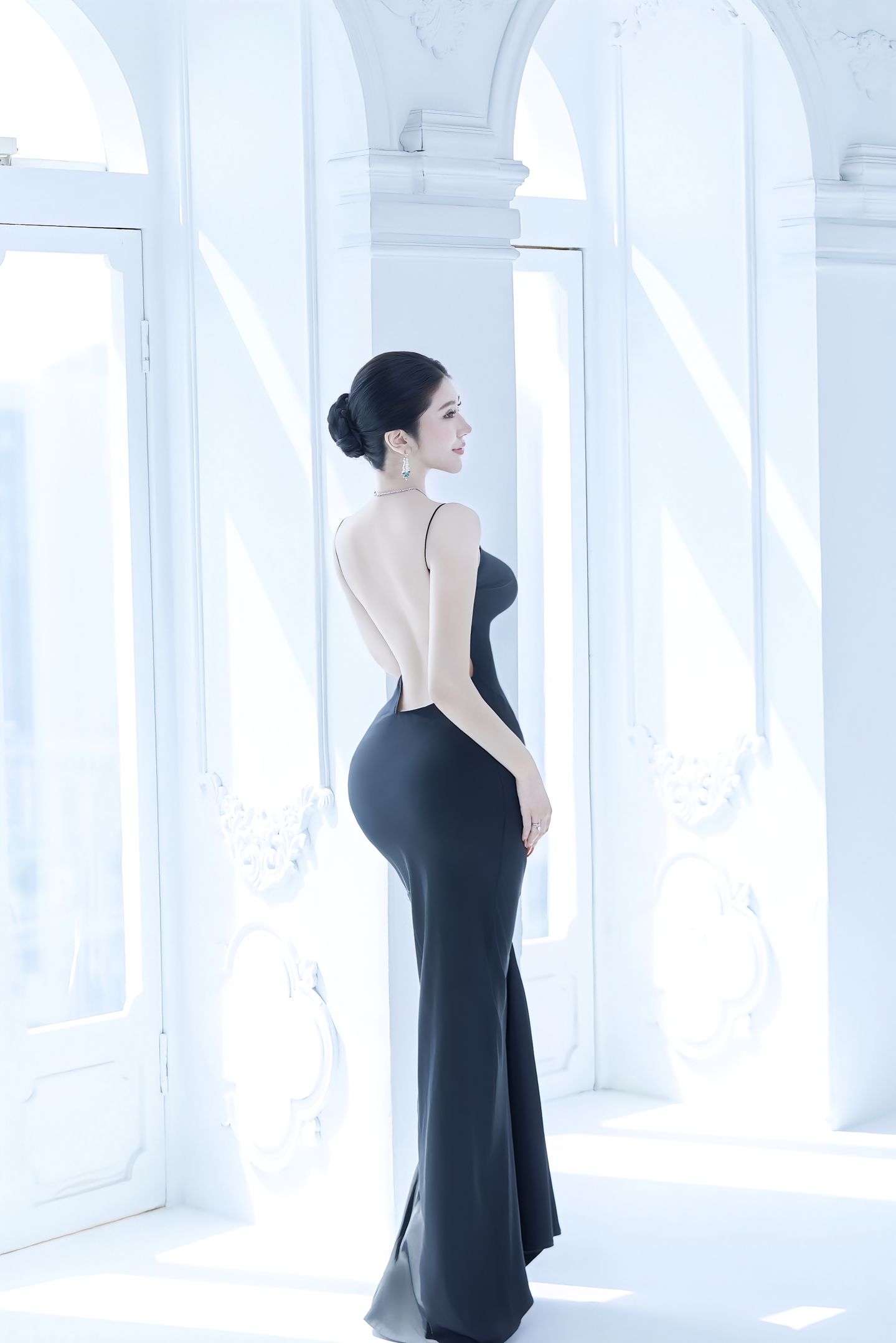 黑裙裁作影，玉背凝如脂。暖棕底色揉碎了温柔，冷白穹廊衬出了清艳，一帧棕调的馥郁，