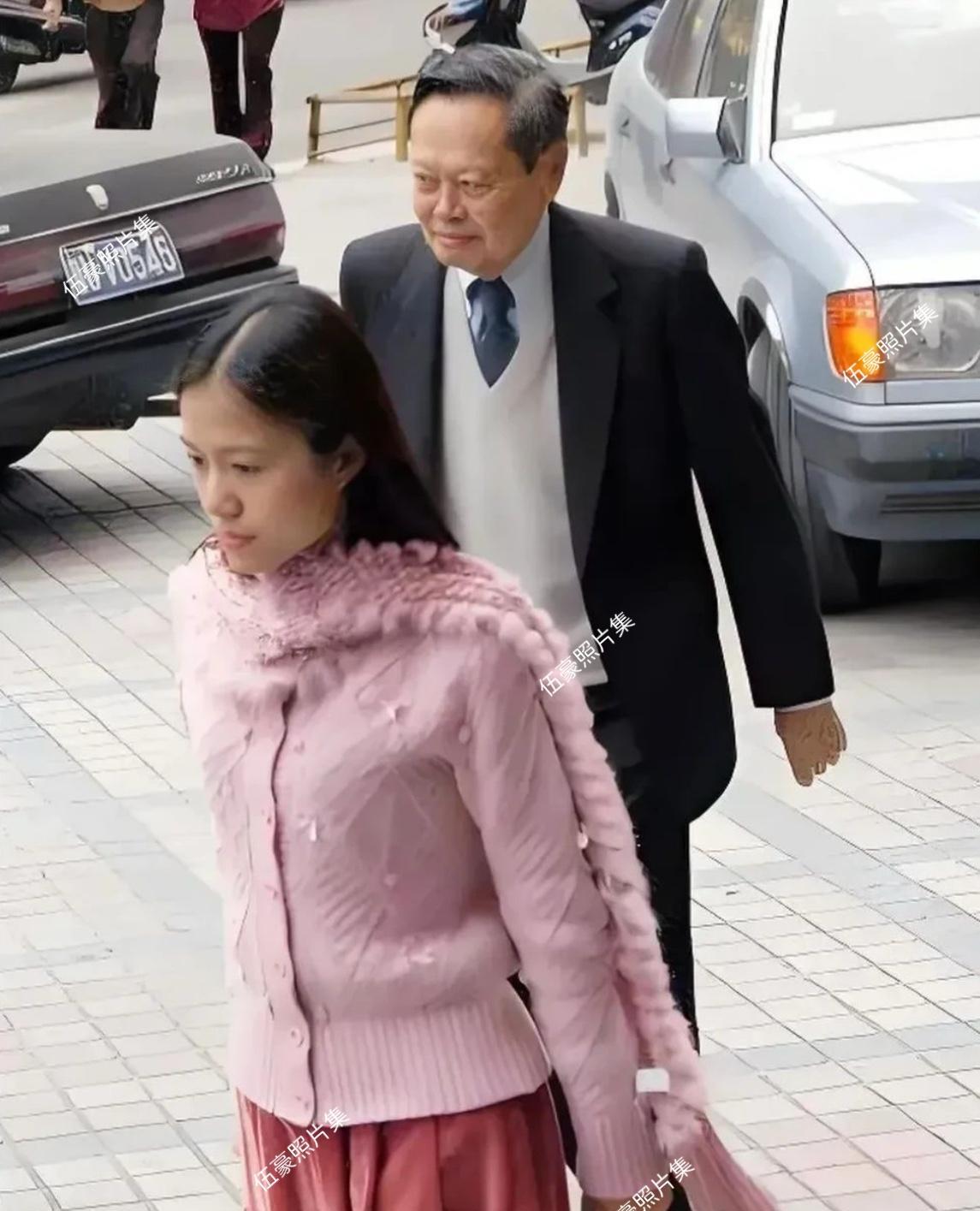 2004年12月24日，广东省汕头市民政局涉外婚姻登记处外，82岁的诺贝尔物理学