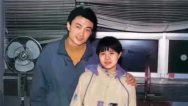 王宁是中央最帅 ，最优秀的主持人，怎么会看上孩子头金龟子的呢？难道真的是情人眼里