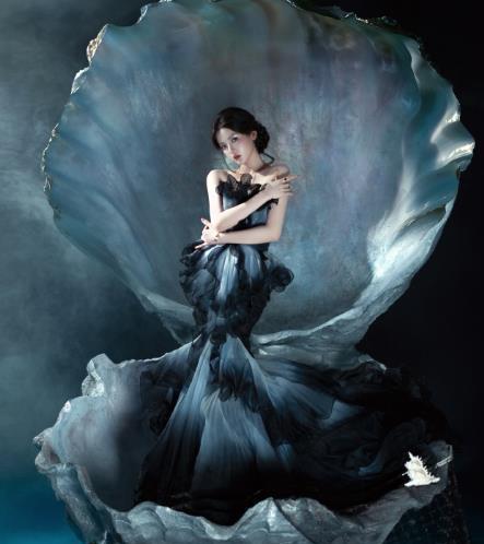 #杨超越黑鸢尾公主裙# 最美村花杨超越在2025年上海国际电影节的红毯及发布会上