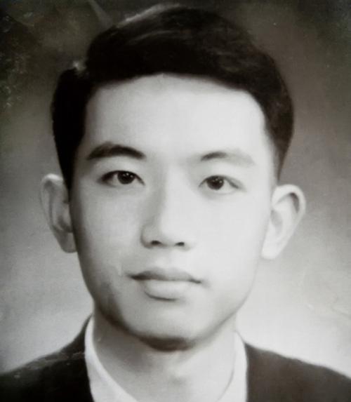 1956年，在外交部一间办公室内，高层领导尽出，对一位21岁的青年循循善诱，希望