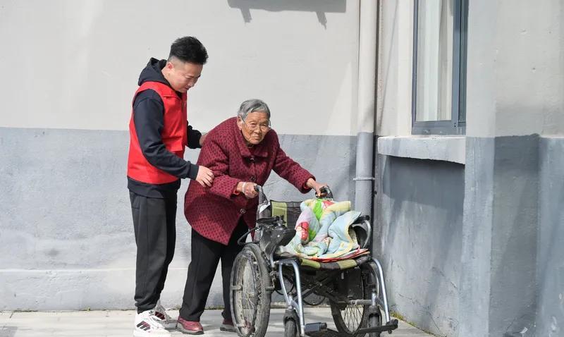不知从何时开始，网络上冒出了一些奇葩怪论。比如说，婆婆和儿媳本就不是一家人；婆婆