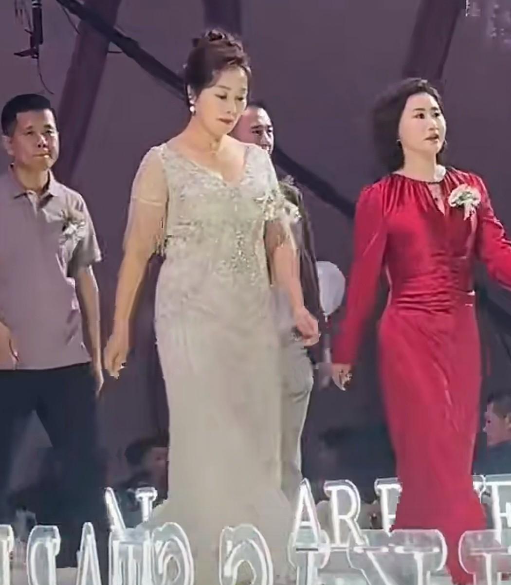 这是“黑龙江”国庆期间某婚礼现场，喜婆婆和丈母娘都气质极佳。