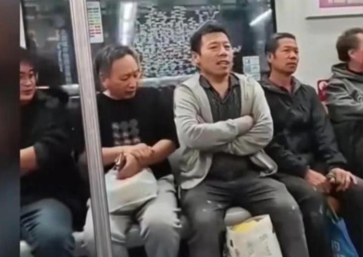 如不严惩，天理难容！今年4月北京，61岁大爷坐地铁遇到一个农民工，便指着农民工鼻