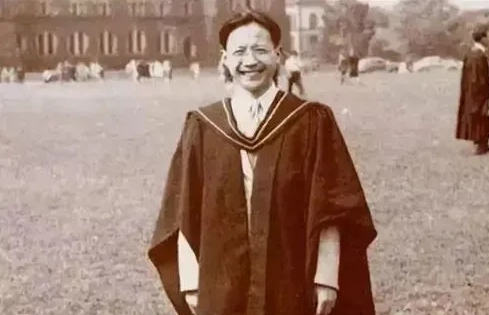1947年，钱伟长办理赴美签证，其中表格有一栏：如果中国与美国发生战争，你会忠于