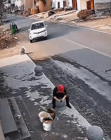 我猜想这个司机以前是个台球高手，就这种驾驶失误，竟然能让路边的石球像台球那样滚动