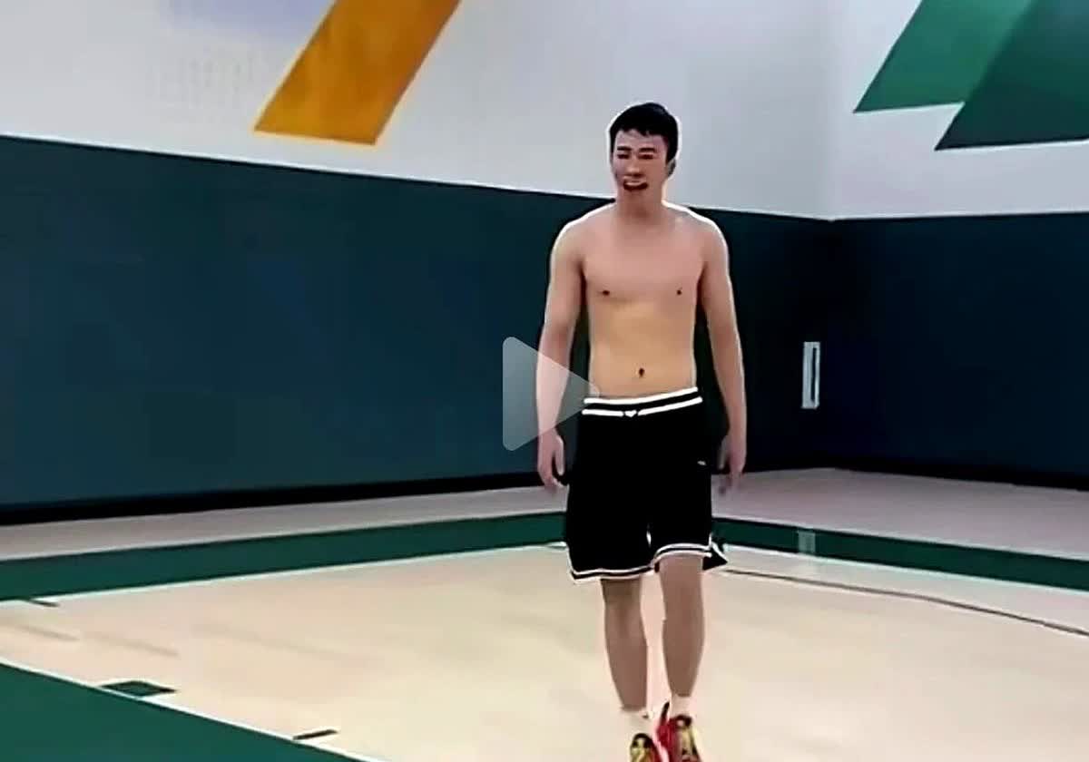 王俊杰的体脂率，是他通往国家队大门的最后一把锁。

他2米06、104公斤，
