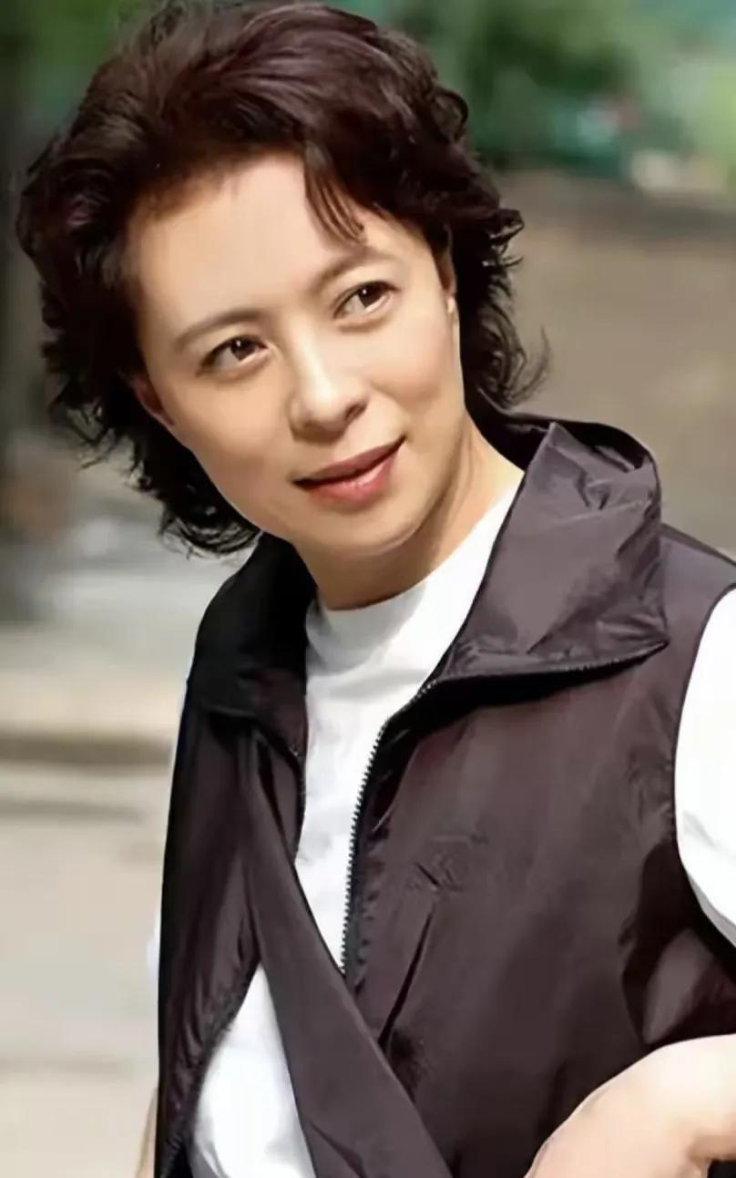 刘佳，1960年出生于黑龙江鹤岗，国家一级演员。1977年因《黑三角》出道，20