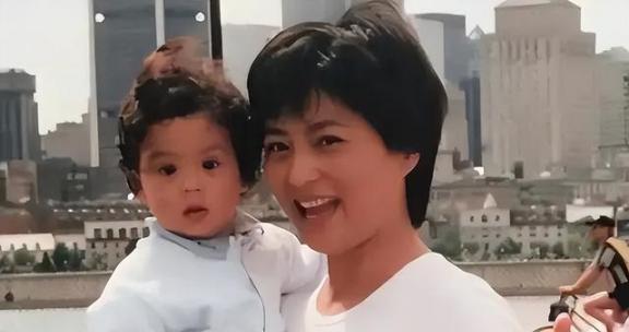 1999年，李玲玉嫁给犹太富豪杰瑞，新婚夜，李玲玉开玩笑地说“你就不怕我嫁给你之
