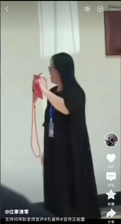 祁伟耿的妈妈在离世前给女儿留了两句话：
第一句是：以后妈不在了，别再让人欺负你，