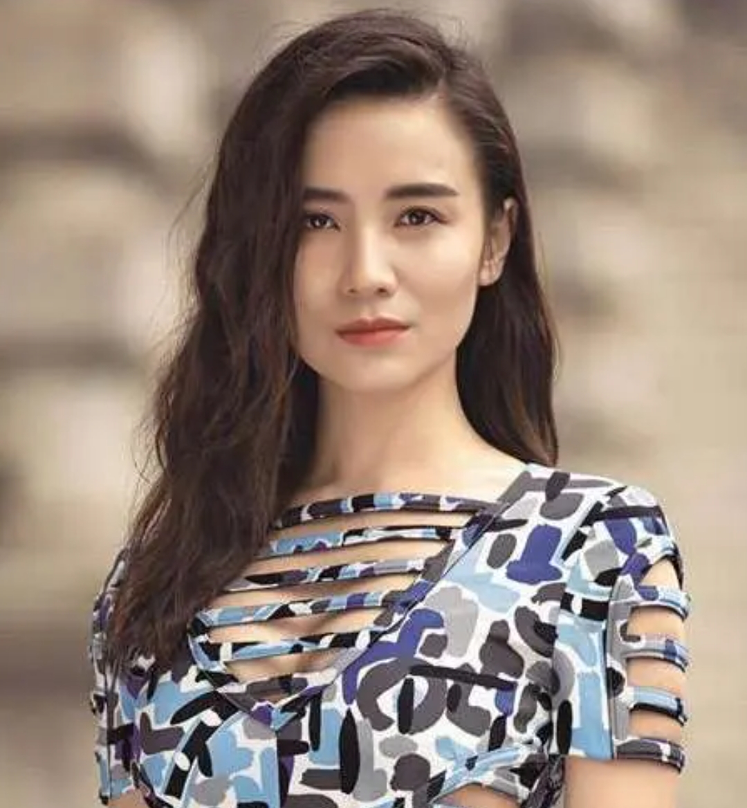 45岁宋佳低调完婚，与小7岁王伟喜结连理：姐就喜欢闷声干大事！