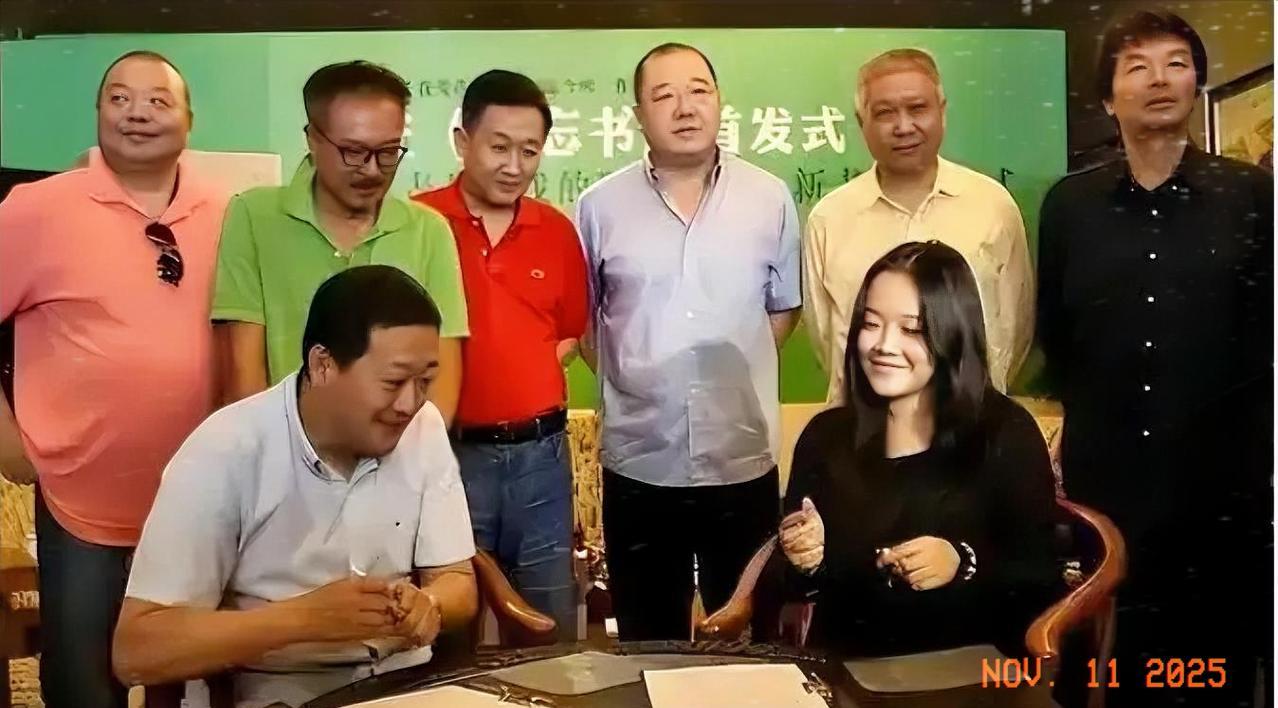 这是一张很珍贵的照片，多年前，在一个简单朴素的首发式上的合影。
马未都、英达、谢