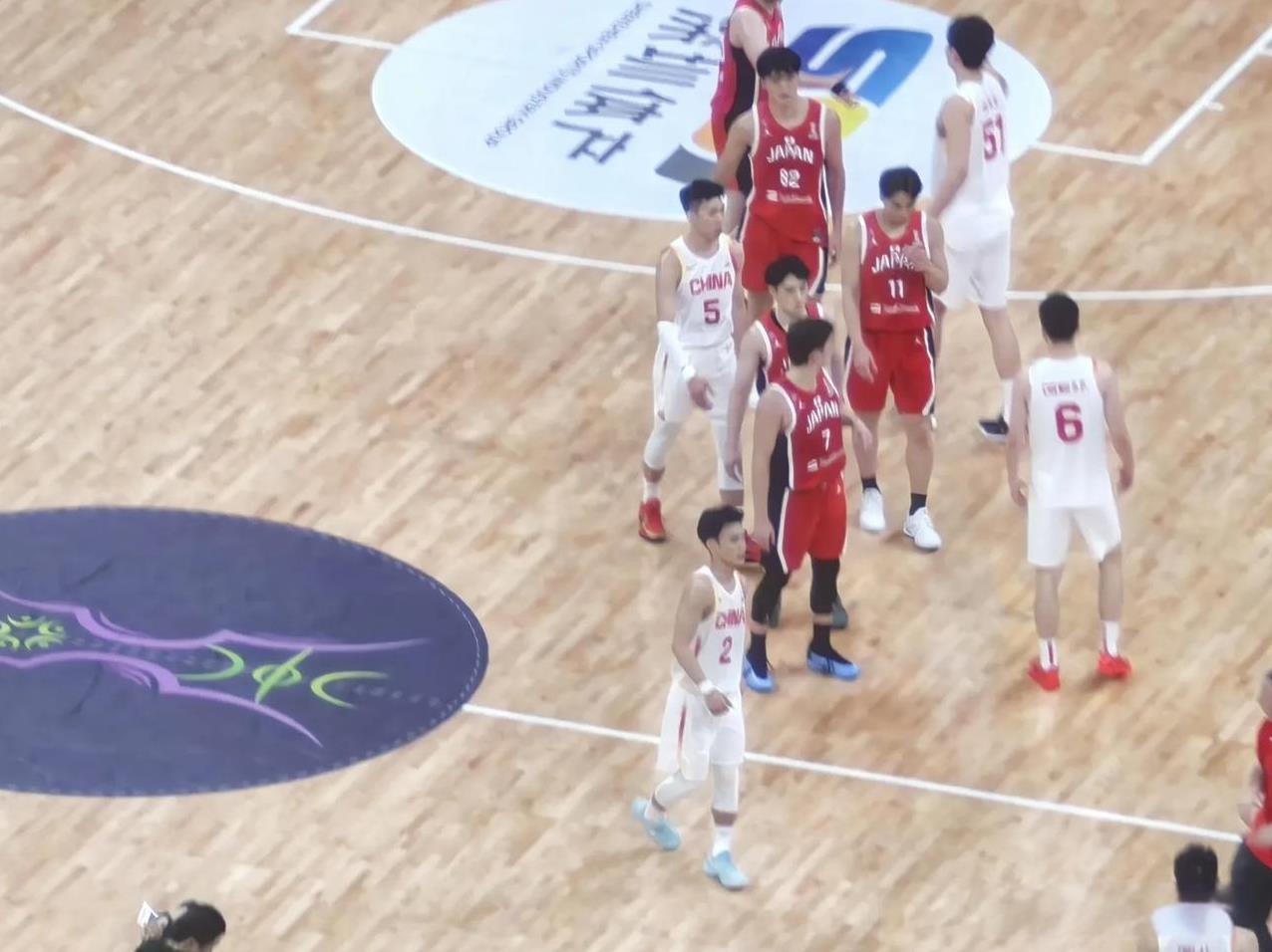 中国队100比58大胜日本，反映了几个问题：
1. 现在的中国队，战术由后卫发起