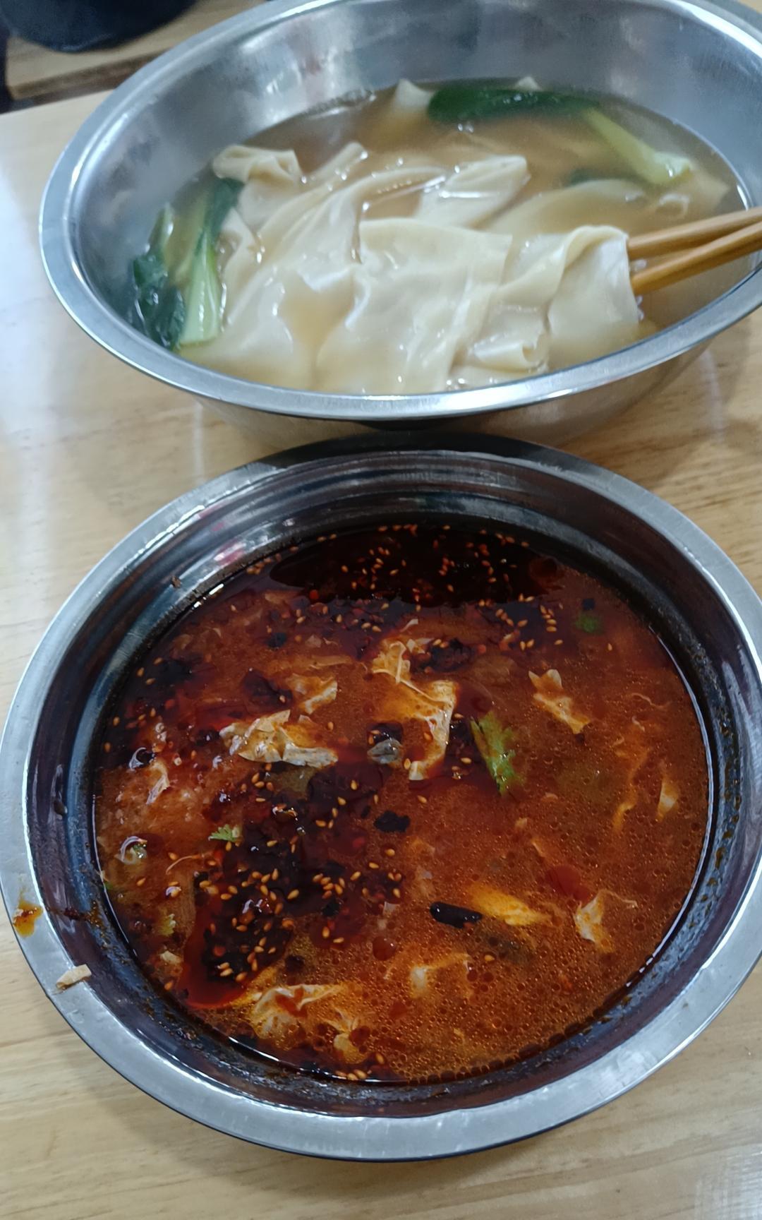 杨陵蘸水面，
一看就眼谗，
喋了一大碗，
？？？
（条友续尾句）
#咸阳蘸水面#