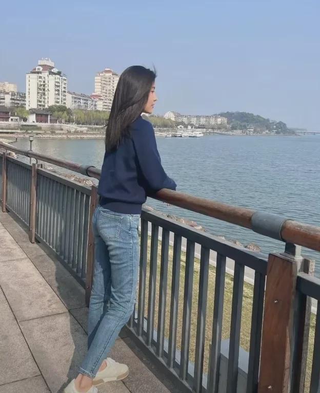 我和爱人初次见面时，我坦言不喜欢烟味重的男士。

他原本有抽烟的习惯，担心我