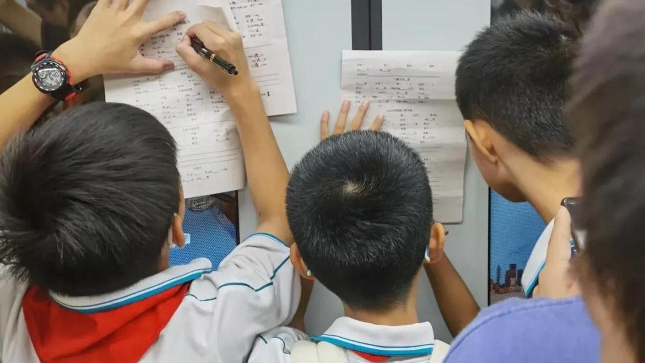 一张小学生地铁偷拍图揭示，别再逼孩子，还其自由与健康！