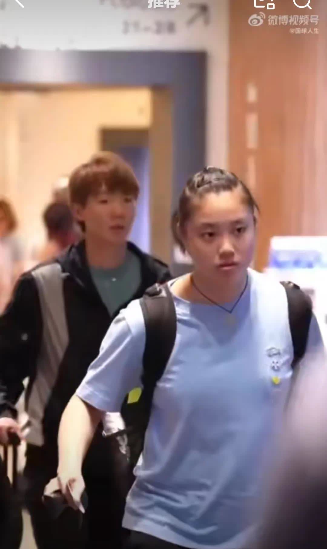 7月15日王曼昱和徐奕大包小包的拿着行李往大巴车走，我怀疑王曼昱和徐奕是不是住一