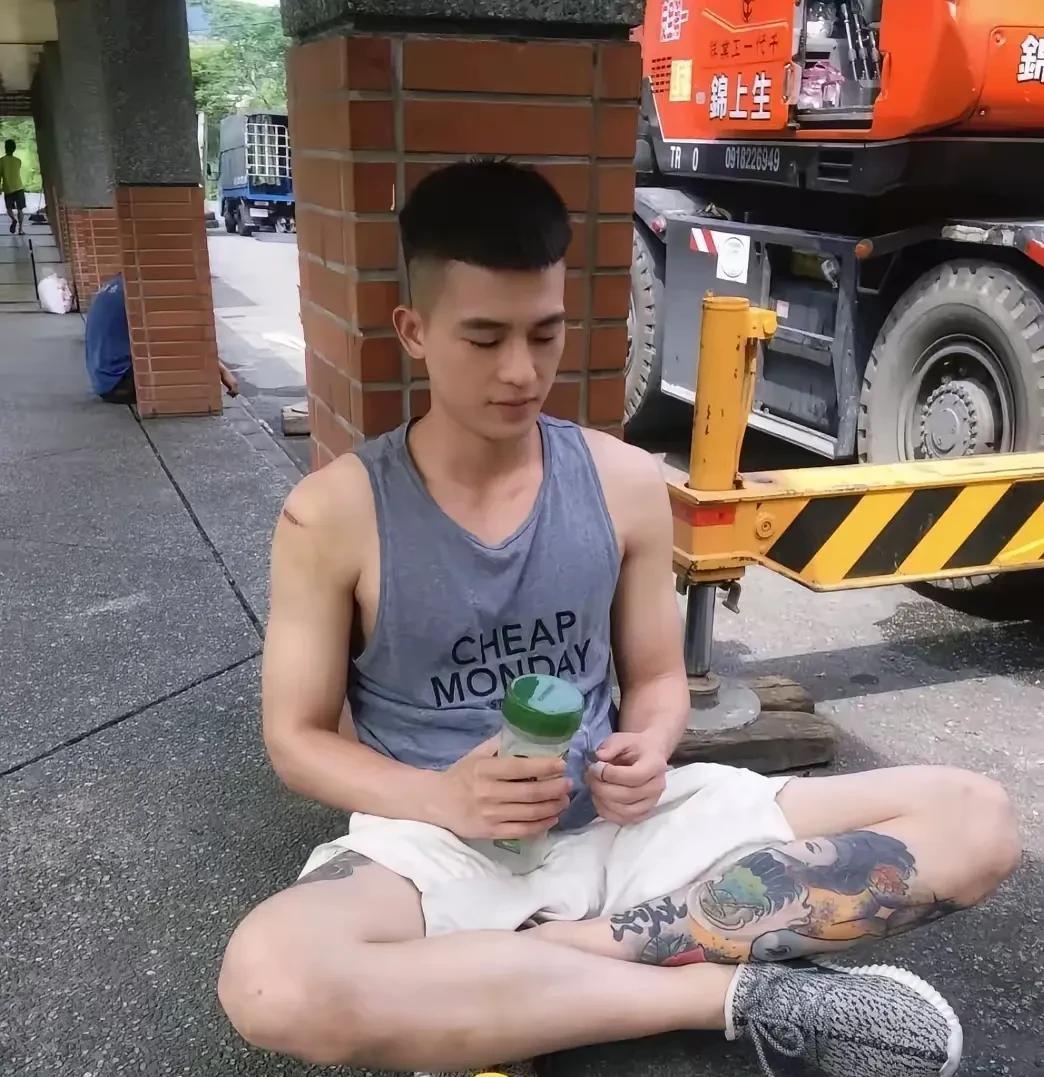 坚决反对有纹身的演员出演正面角色
今天才知道扮演封大脚的欧豪身上有大面积纹身
一