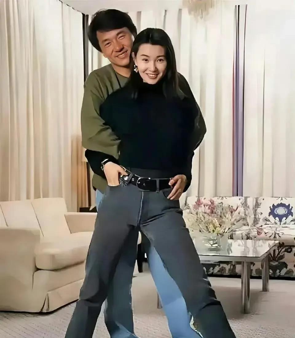 成龙又上热搜！不是拍戏受伤，是被网友扒出和女明星合影的“标准姿势”
从范冰冰到刘