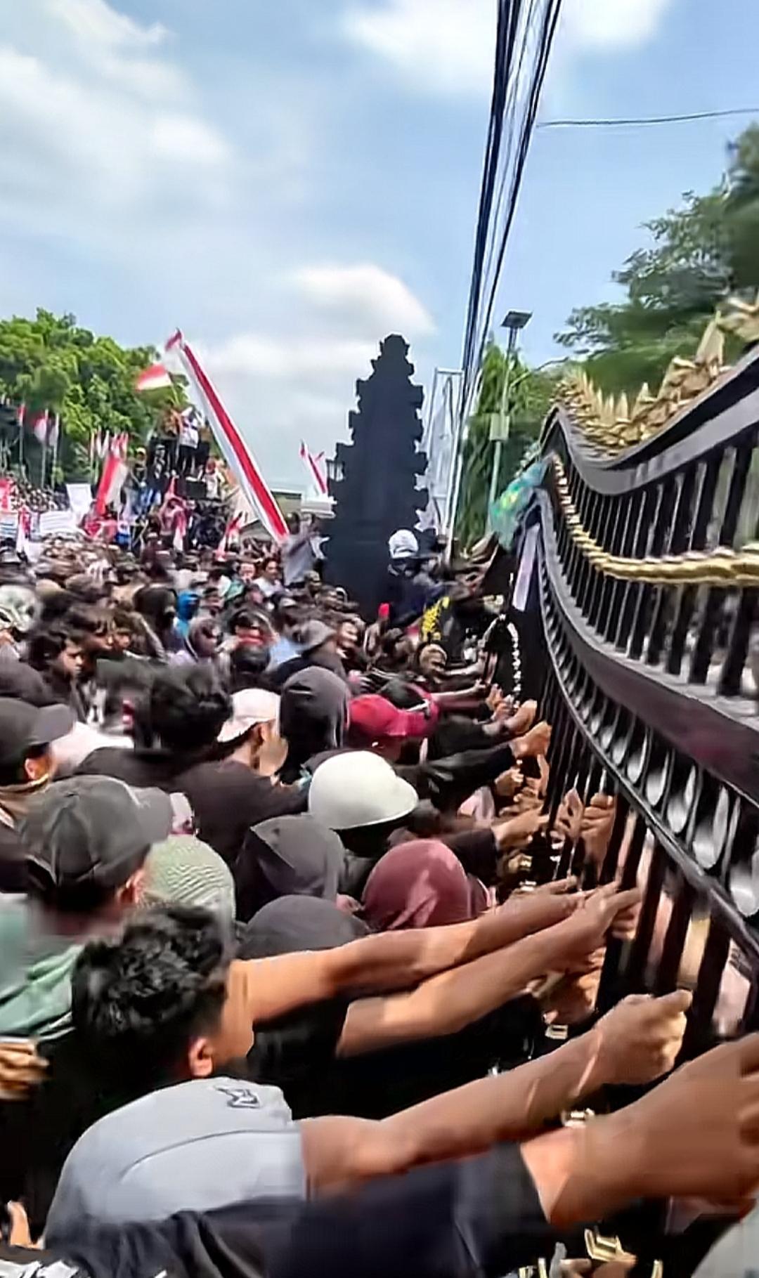 闹大了，人山人海啊，印尼老百姓全上街了吗？官民已势同水火，官家水龙之水能呲得灭这