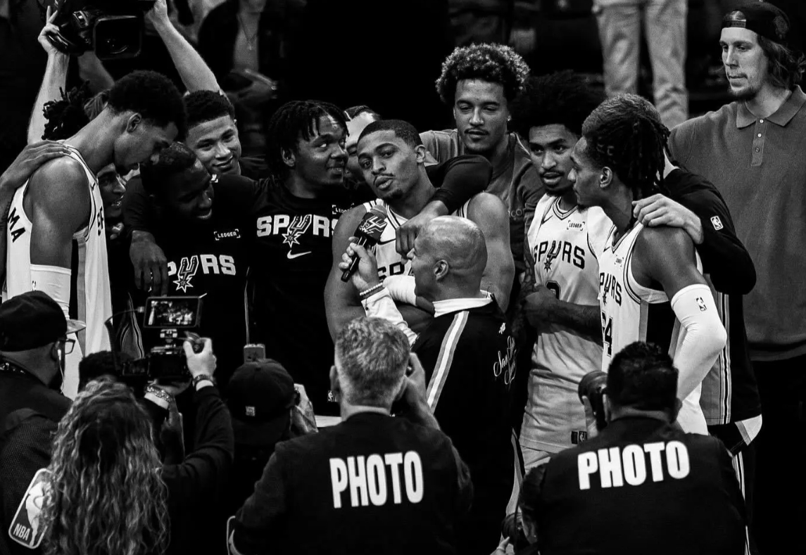 大家都说赢的难看，说明你们都是新球迷
这场多精彩啊，关键防守，篮板，包括米奇关键