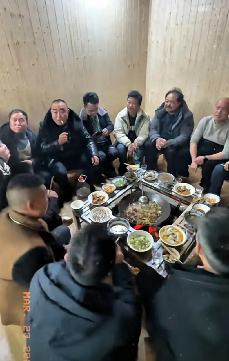 农村光棍现象，太愁人！
前阵回农村老家被吓到了。我们村1000多人，三十岁以上光