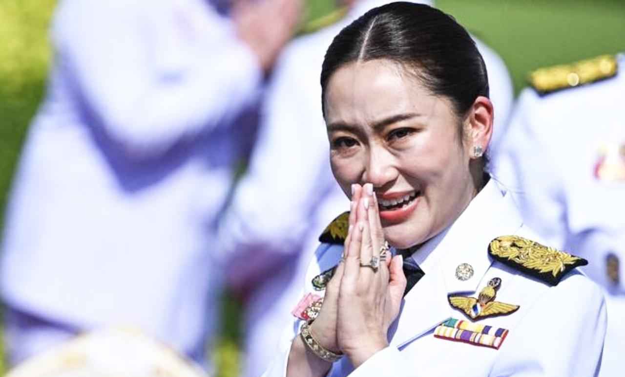 泰国总理佩通坦·西那瓦周四面临越来越多的辞职呼声，此前她与柬埔寨前领导人洪森的通
