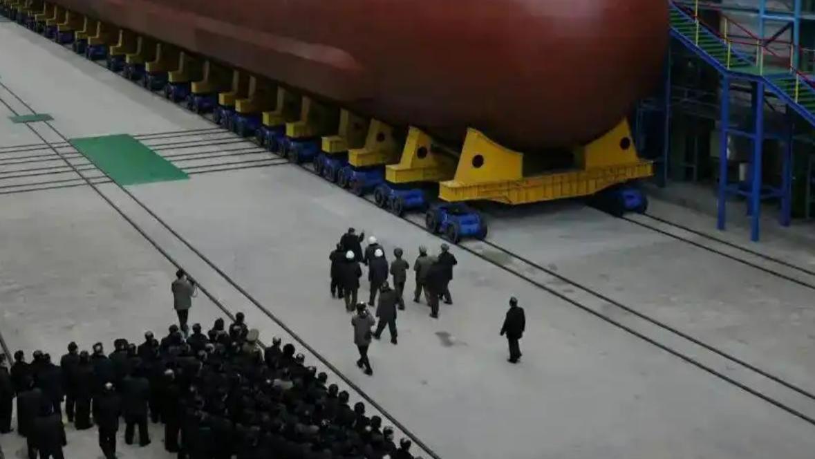 朝鲜出手了，金正恩亲临现场，一颗导弹砸向日本海，高市早苗傻眼