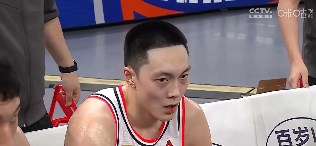 胡明轩关键时刻腿软了，加时关键两罚不进，回到替补席脸色惨白，14投12分，关键时