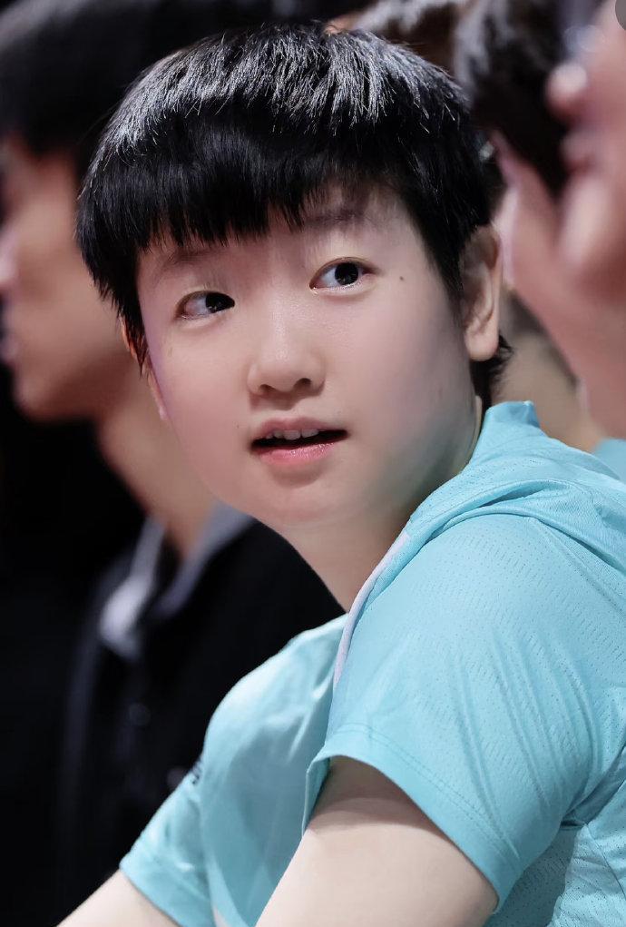 #孙颖莎 脆升升# 成绩、时尚、商务齐飞，女王莎新代言不断，可爱与实力双在线！#