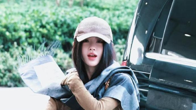 鞠婧祎出发参加星光大赏，风波后现身是永远相信你，陪着你