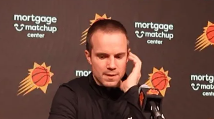 NBA常规赛，太阳121-98战胜鹈鹕。赛后，太阳主帅乔丹-奥特接受采访时被问到