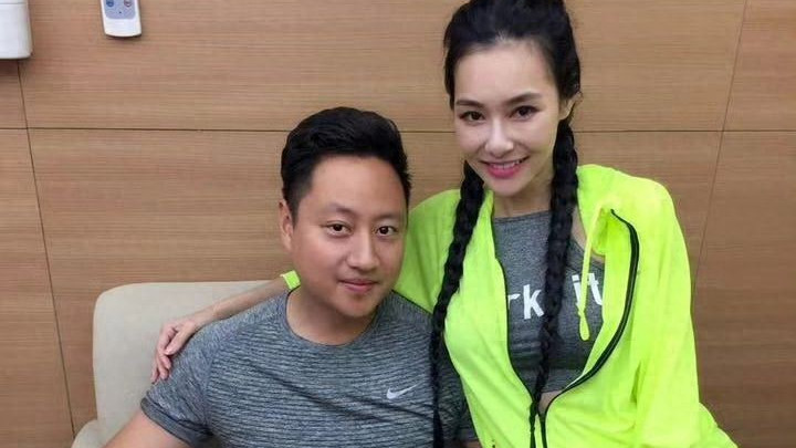 王思佳老公被曝曾是保镖，10年前合照流出，夫妻二人深夜回应