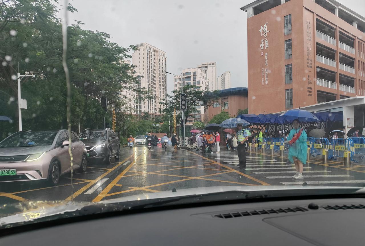 我们80后上小学时，哪怕再狂风暴雨也是自己提着把破伞去上学，不像现在的小朋友坐着