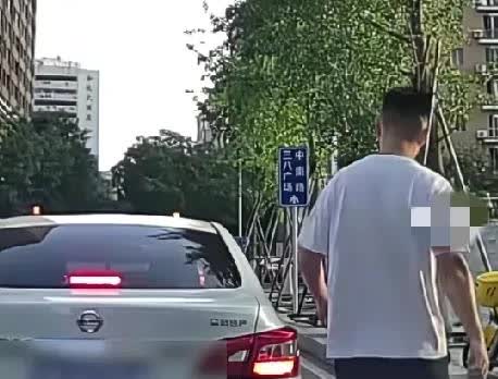 近日，辽宁大连一男子等红绿灯时，看到前车有人往外扔瓶子，男子随后下车对前车车主说