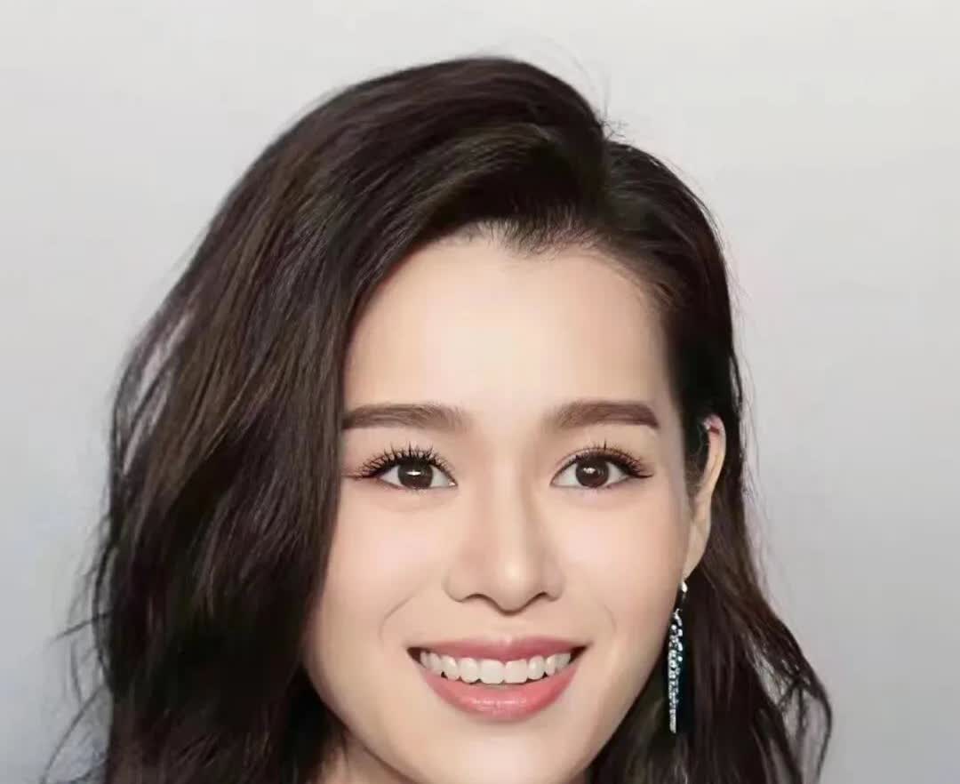 越来越喜欢胡杏儿了
她才是真正的人间清醒大女主！
今天胡杏儿老公发文澄清，胡
