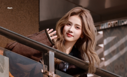 白鹿栗子色
看的我很生气
不是因为她比我漂亮，也不是因为她比我身材好，而是她那一