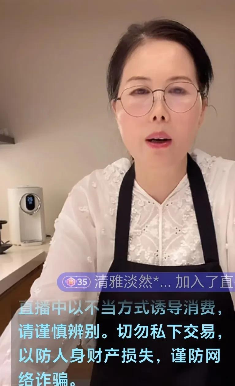 一看到汪小菲家的小杨阿姨，就是莫名的不喜欢。
就是外貌的原因，她不丑，但是她颧骨