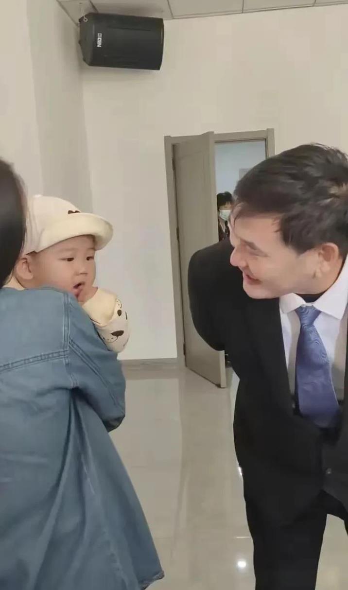 #大衣哥孙子长相像家人你认同吗#大衣哥孙子就像他儿子朱小伟，没有拐种，大衣哥现在