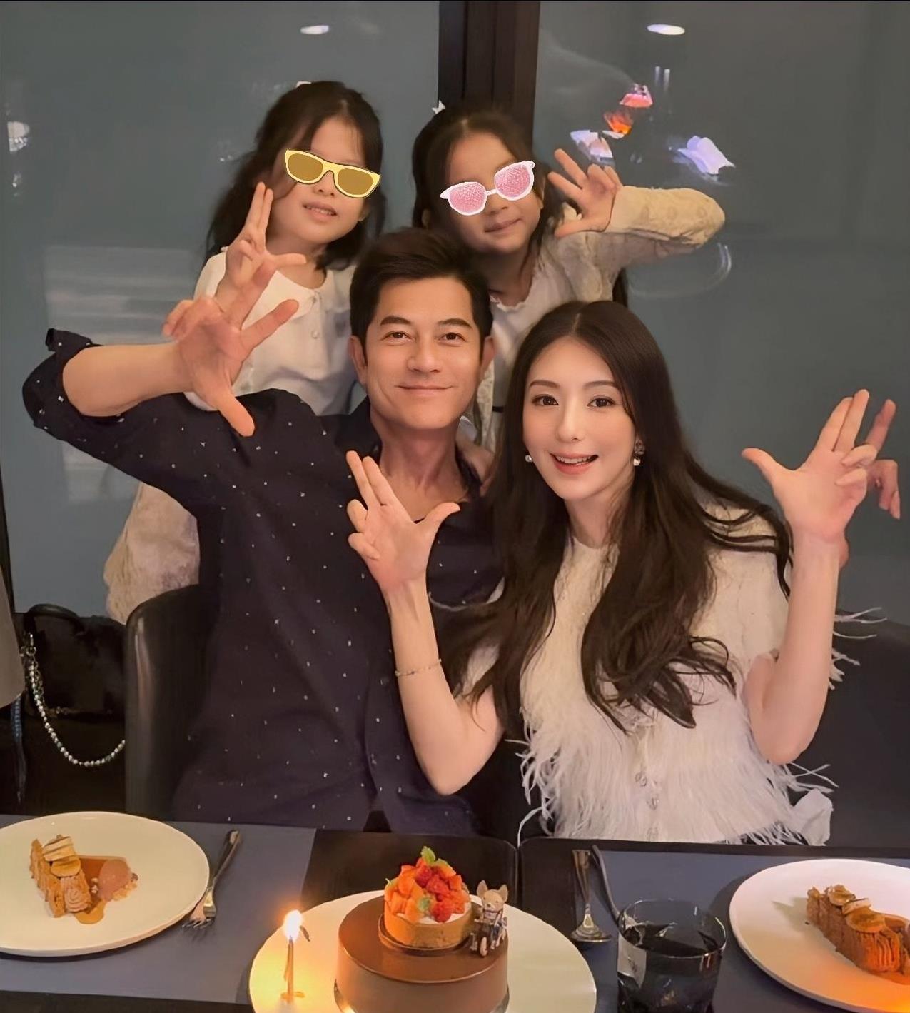 以前没觉得，
现在才发现郭富城老婆方媛才是个狠人，
不仅因为她能够嫁给比自己大的