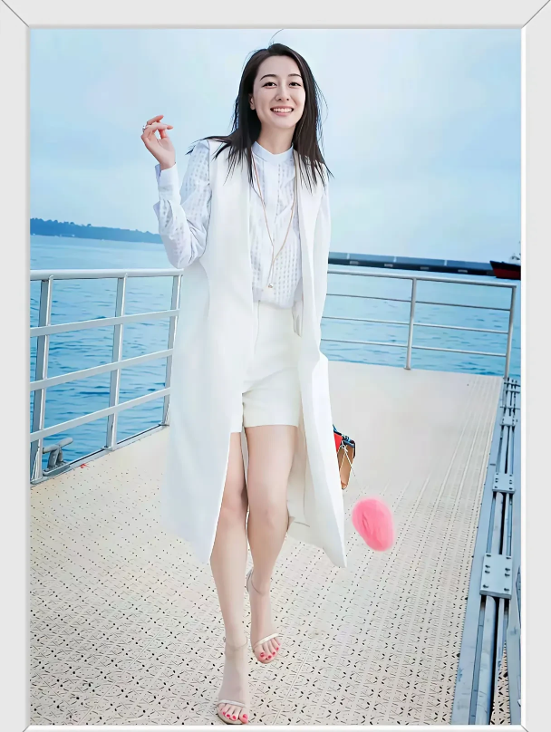 董维嘉，身高169厘米，海边漫步，白色穿搭，清新自然，少女心满满！