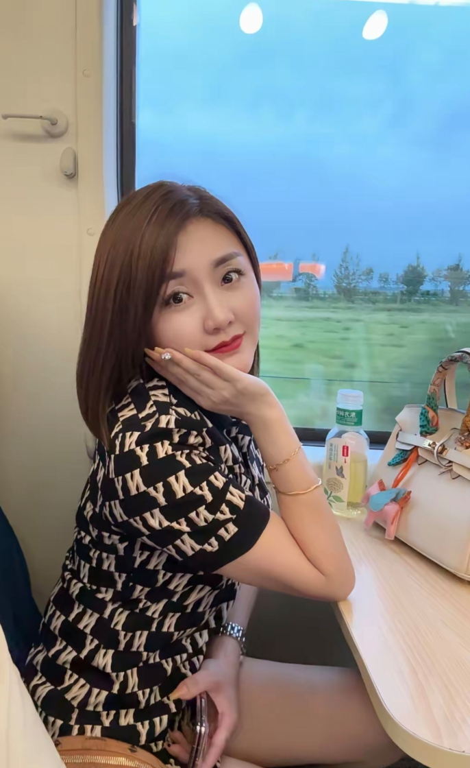 在高铁碰到一位美女要我给她拍照，技术可以吗？