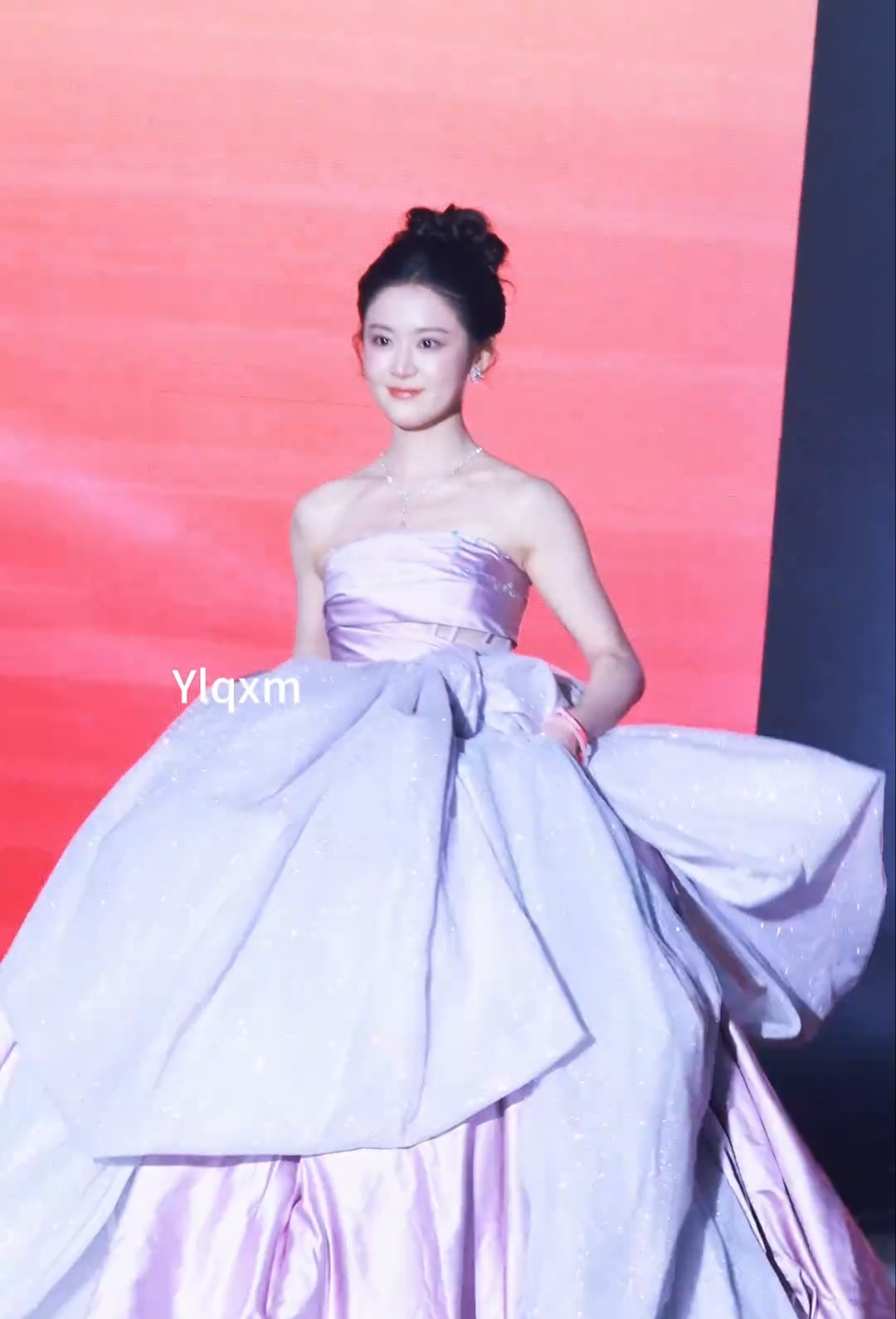 她是真的很可爱，特别是和王皓祯搭，很随和不做作。鎏光溢彩！翟一莹的公主裙好看，妥