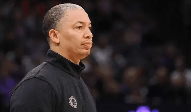 NBA常规赛，快船98-92战胜活塞。
赛后，当科怀-伦纳德、约翰-科林斯和伊维