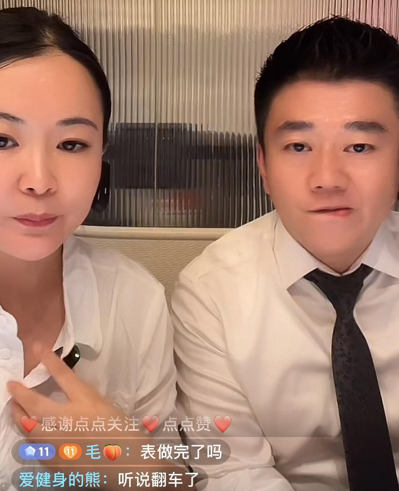 今天李文一开播
直播间里竟然被“洗手梗”给刷屏了！原来就是昨天张兰切菜的时候，有