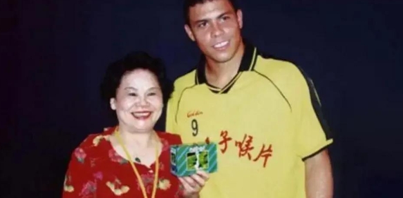 2003年，罗纳尔多到中国参加商业活动，一位女富婆对他说：“你陪我吃个饭，我给你