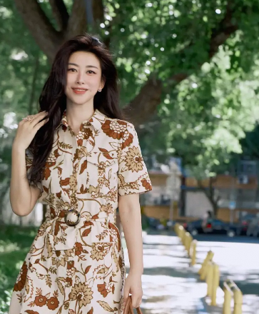 朱珠户外漫步美照曝光 印花长裙尽显优雅气质